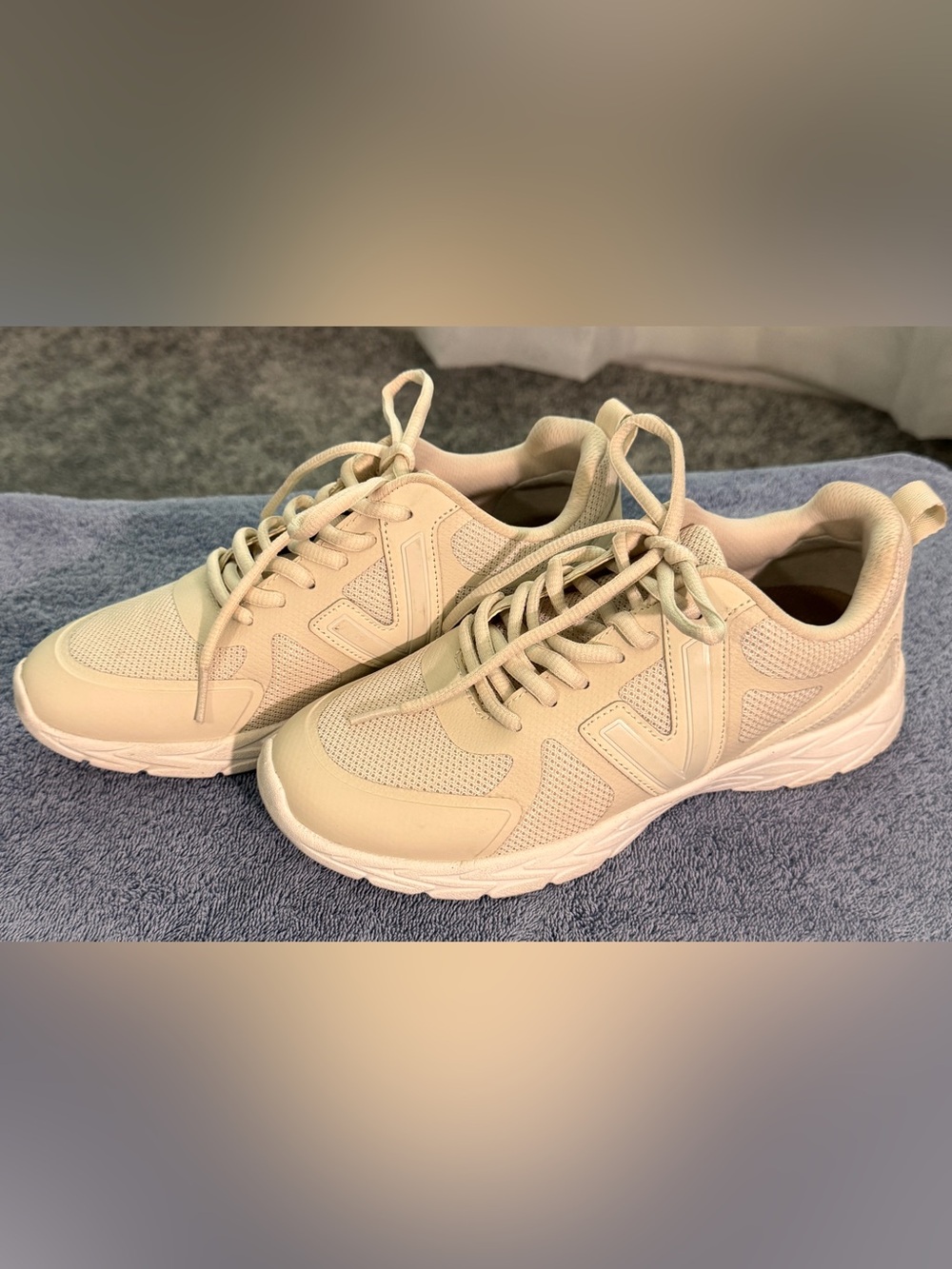 Vionic Women's Beige “Miles II” Walking Shoes Size 6 Like New